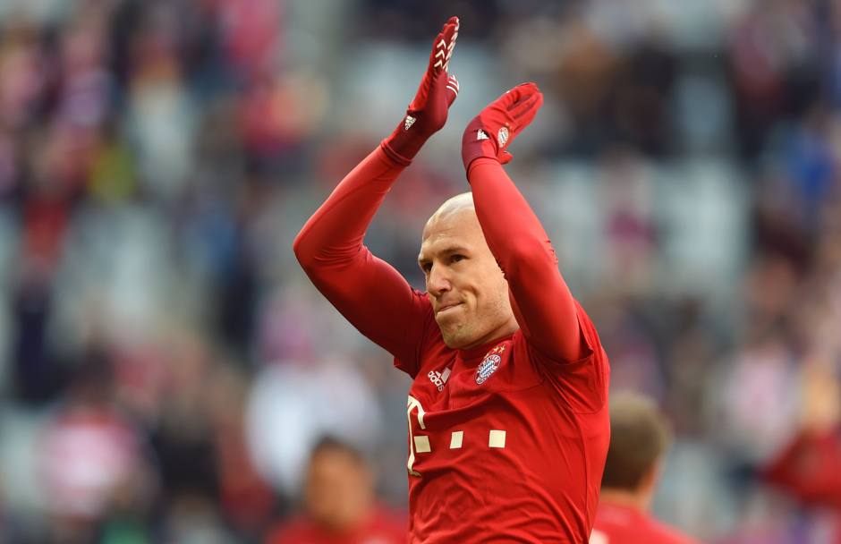 Arjen Robben torna in campo dopo quasi due mesi. Per il riscaldamento usa i guanti. Afp